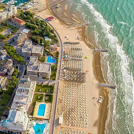 Precious Three-room Flat 650m From The Bibione